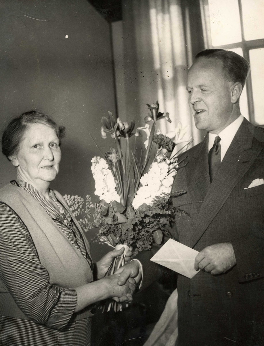 Fortex A/S. 40 års jubileet, Helsfyr, Oslo. Kvinne får blomster av direktøren etter 50 år på fabrikken.