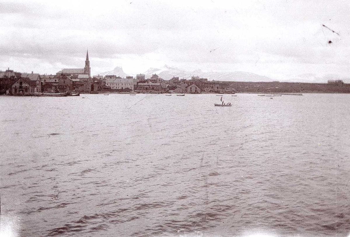 Bodø, Nordland, sett fra sjøen. Bybebyggelse med kirke.