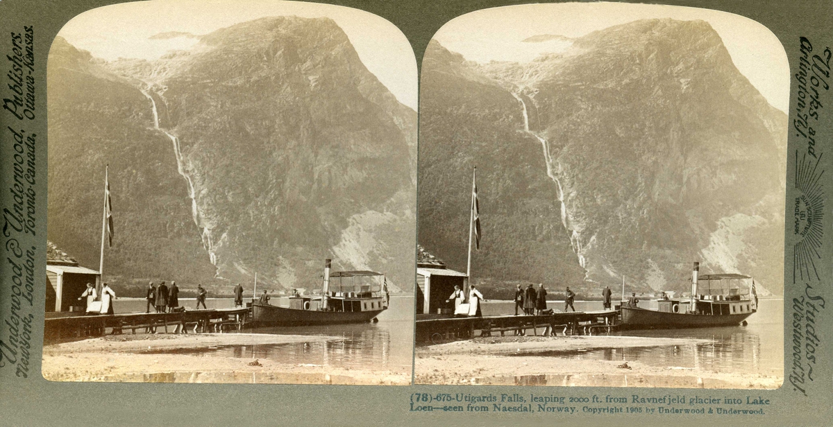 Stereoskopi. Reisende med båt går i land på brygge, Lovatnet, Stryn, Sogn og Fjordane. Ramnefjellbreen i bakgrunnen.