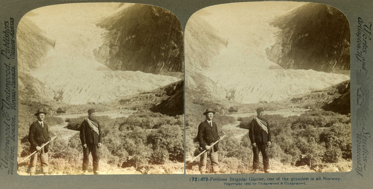 Stereoskopi. To menn med hakke og tau i bunnen av Brigsdalsbreen, Stryn, Sogn og Fjordane.
