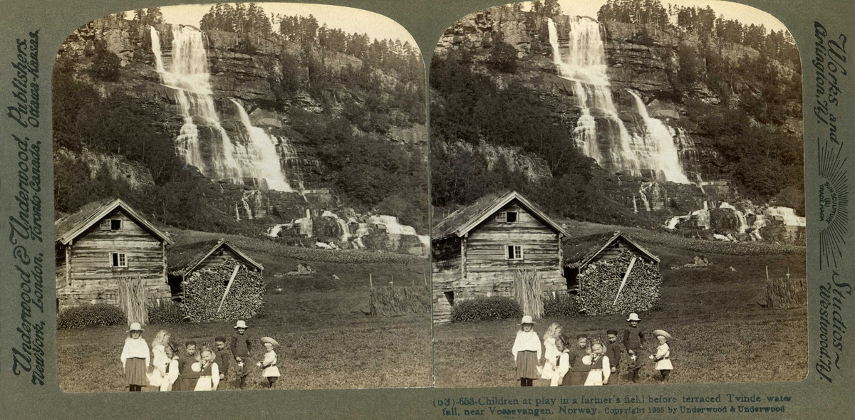 Stereoskopi. Barn leker på gårstun ved Tvindefossen, Tvinde, Voss, Hordaland.