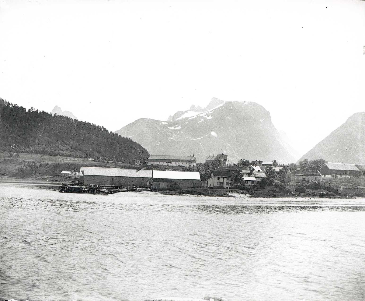 Bilde tatt fra sjøen mot Åndalsnes, Romsdalstindene og Romsdalshorn, Møre og Romsdal.