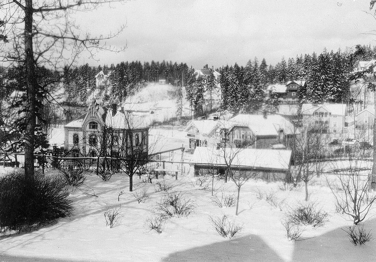 Utsikt fra huset i Stabekk, Bærum - man ser ned mot jernbanestasjonen.