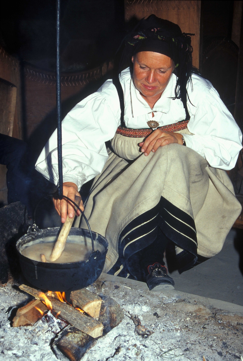 Vert i drakt ved åra i Sagastua, bygning nummer 15 på Norsk Folkemuseum, der det brygges mjød.