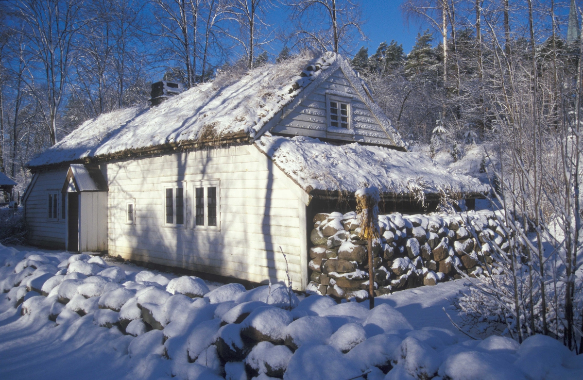 Vinter i friluftsmuseet. Lendestua fra Time på Jæren, bygning nr. 091 på Norsk Folkemuseum.