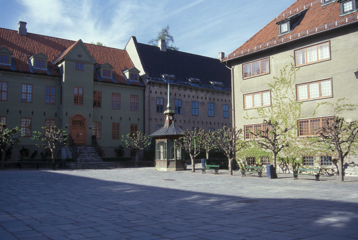 Torget på Norsk Folkemuseum. Sett mot Bybygningen og Narvesen-tårnkiosk.