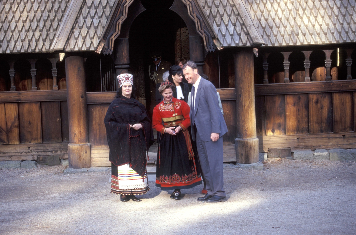 Fra åpningen av utstillingen  "Folkedrakt fra Estland"  på Norsk Folkemuseum. Olav Aaraas, Dronning Sonja og den estlandske presidentfruen foran Stavkirken på Norsk Folkemuseum.
