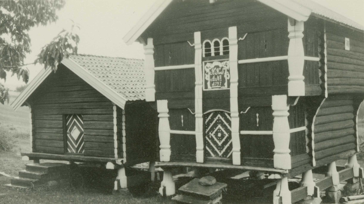 Loft og bur, Gjømle, Flesberg, Buskerud. Loft bygget av Kjølstøl Gulbrandsen. Fotografert 1928.