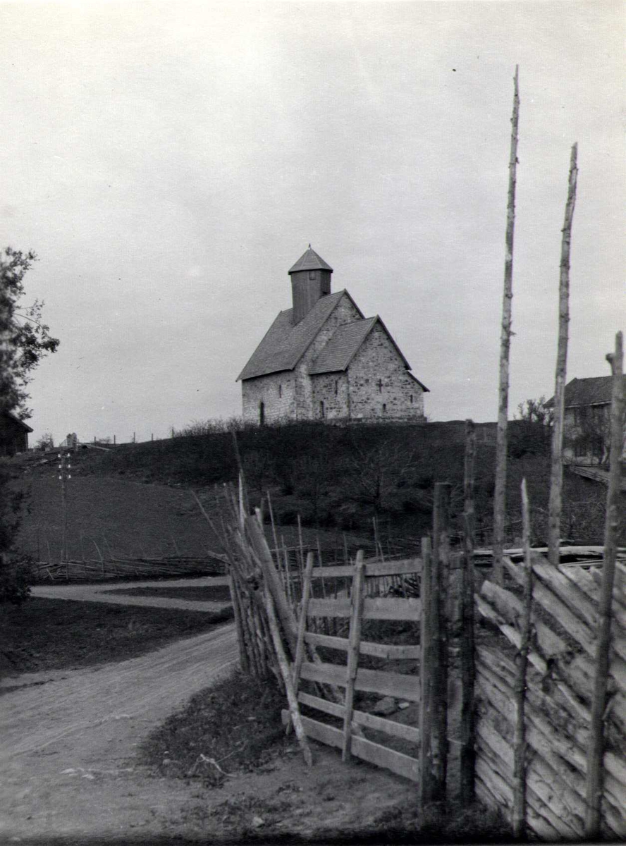 Tingelstad kirke, Brandbu, sett fra sør-øst, Oppland. Fotografert 1923. Skigard i forgrunnen.