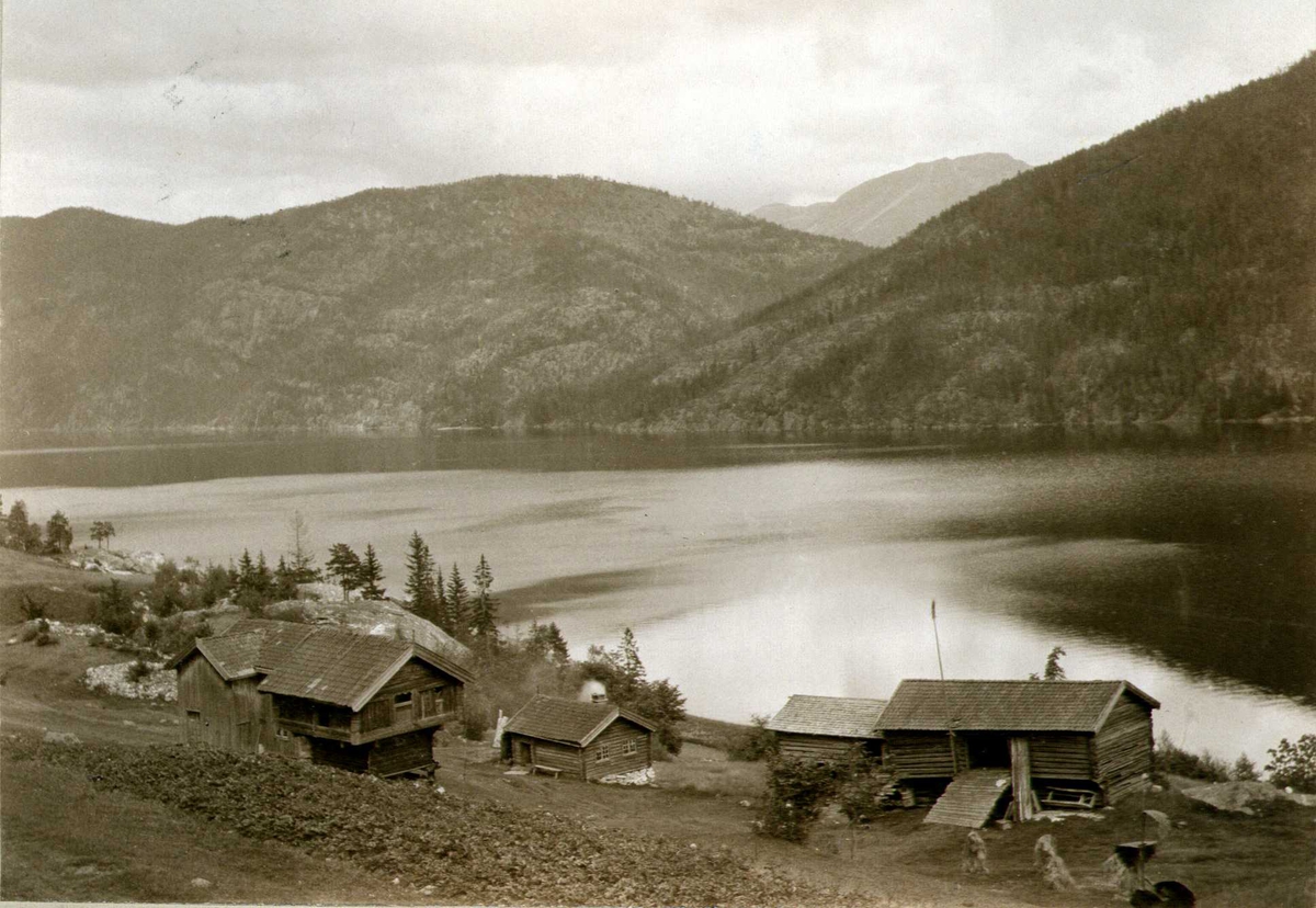 Gårdstun, Lynnevik, Gransherad, Notodden, Telemark. Tinnsjøen og Blefjell i bakgrunnen. Fotografert 1907. 