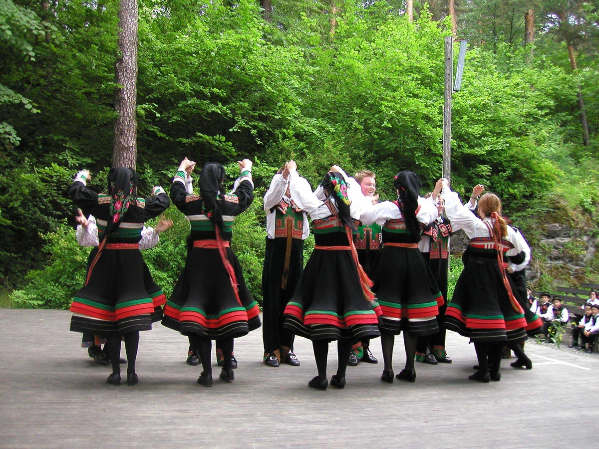 Norsk Folkemuseums dansegruppe, kledd i folkedrakt, danser i Friluftsteateret,  NF239.