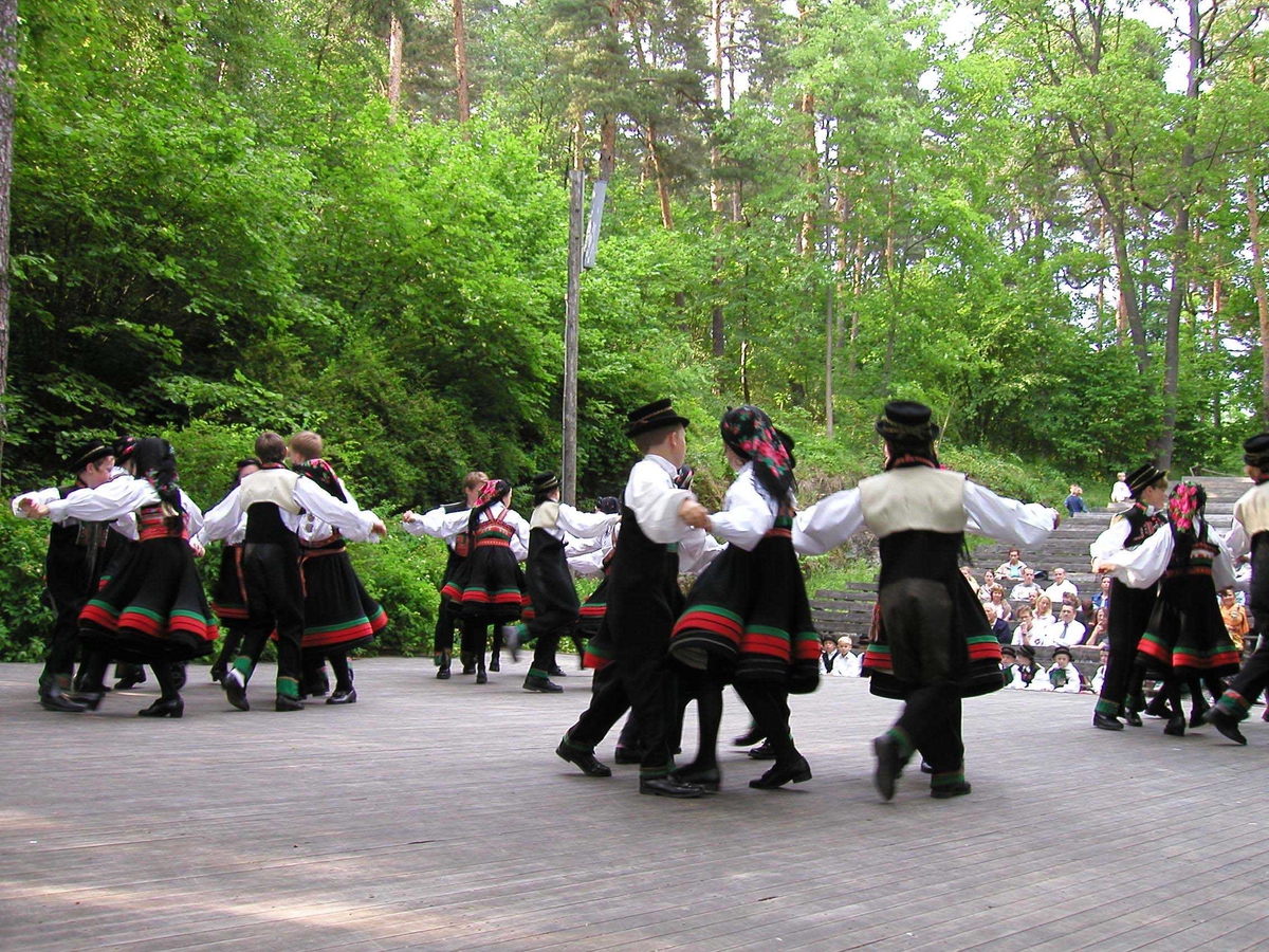 Norsk Folkemuseums dansegruppe, kledd i folkedrakt, danser folkedans i Friluftsteateret,  NF239.