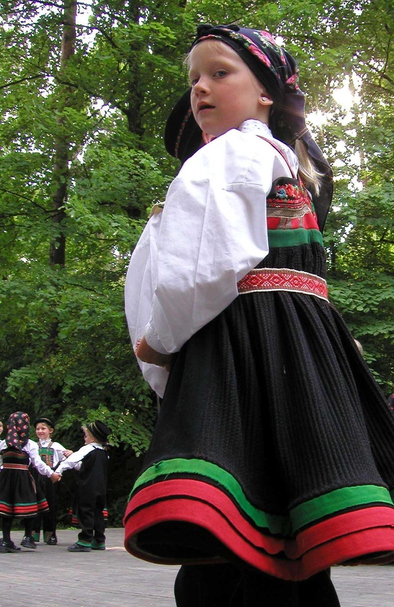 Norsk Folkemuseums dansegruppe, kledd i folkedrakt, danser folkedans i Friluftsteateret, NF239.