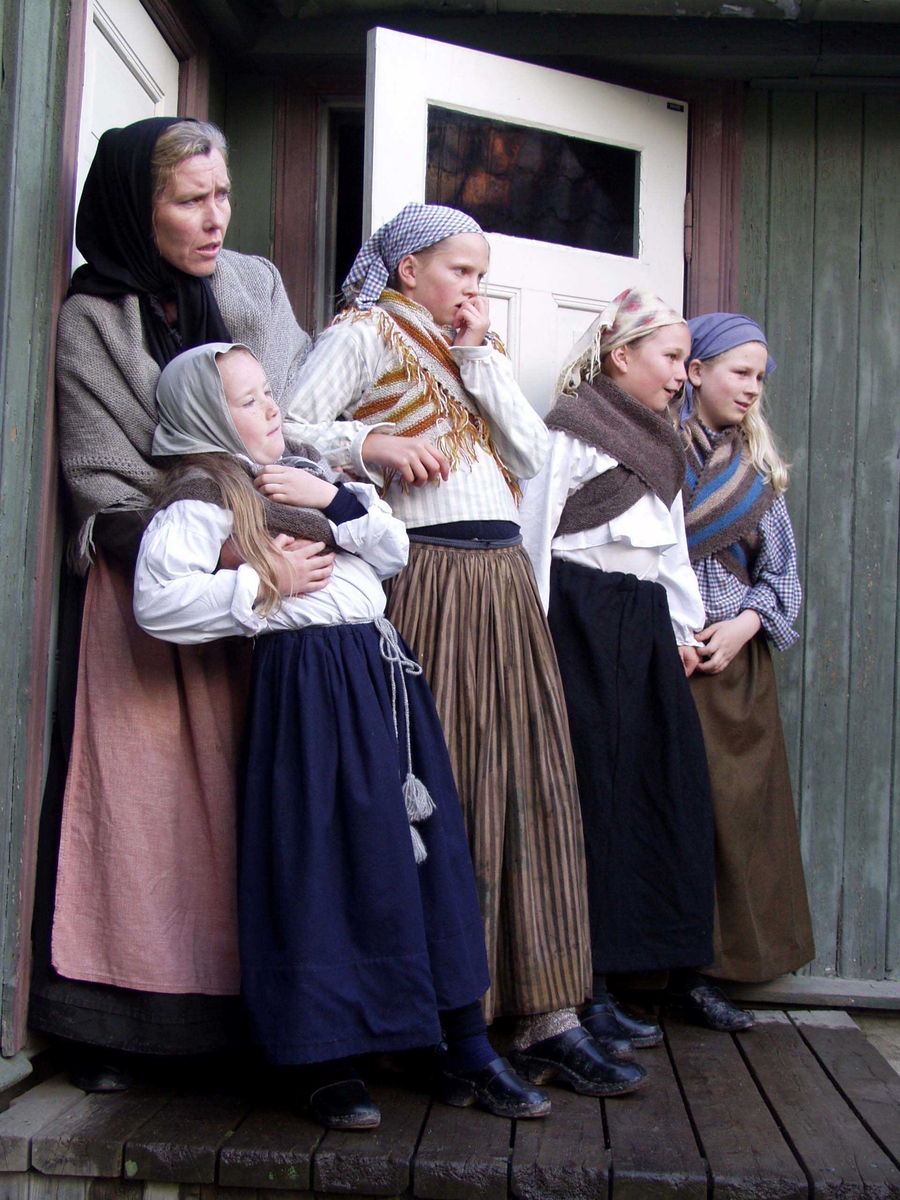 "Bøller og Besteborgere"
 Vandreteater, bilde 3. 
Johannesgate 12, bygning nr, 203. på Enerhaugen, Norsk Folkemuseum.