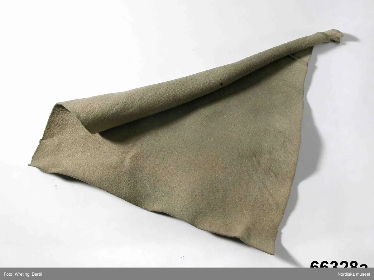 Huvudliggaren:
"a-b Sämskskinnsstycke och tuschtrasa, som tillhört John Ericsson. a.   b.   G[åva] af mr G. Robinson, New York 16/12 1889."