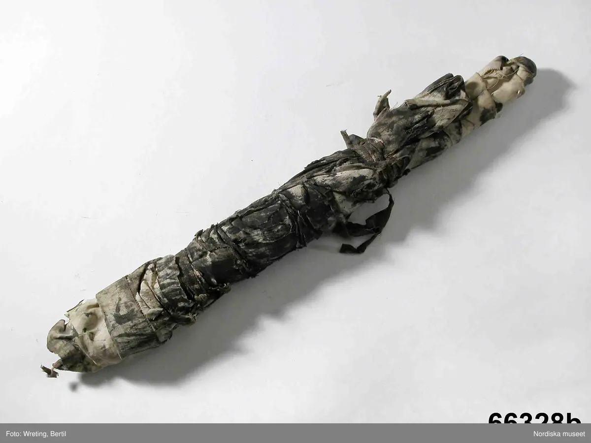 Huvudliggaren:
"a-b Sämskskinnsstycke och tuschtrasa, som tillhört John Ericsson. a.   b.   G[åva] af mr G. Robinson, New York 16/12 1889."