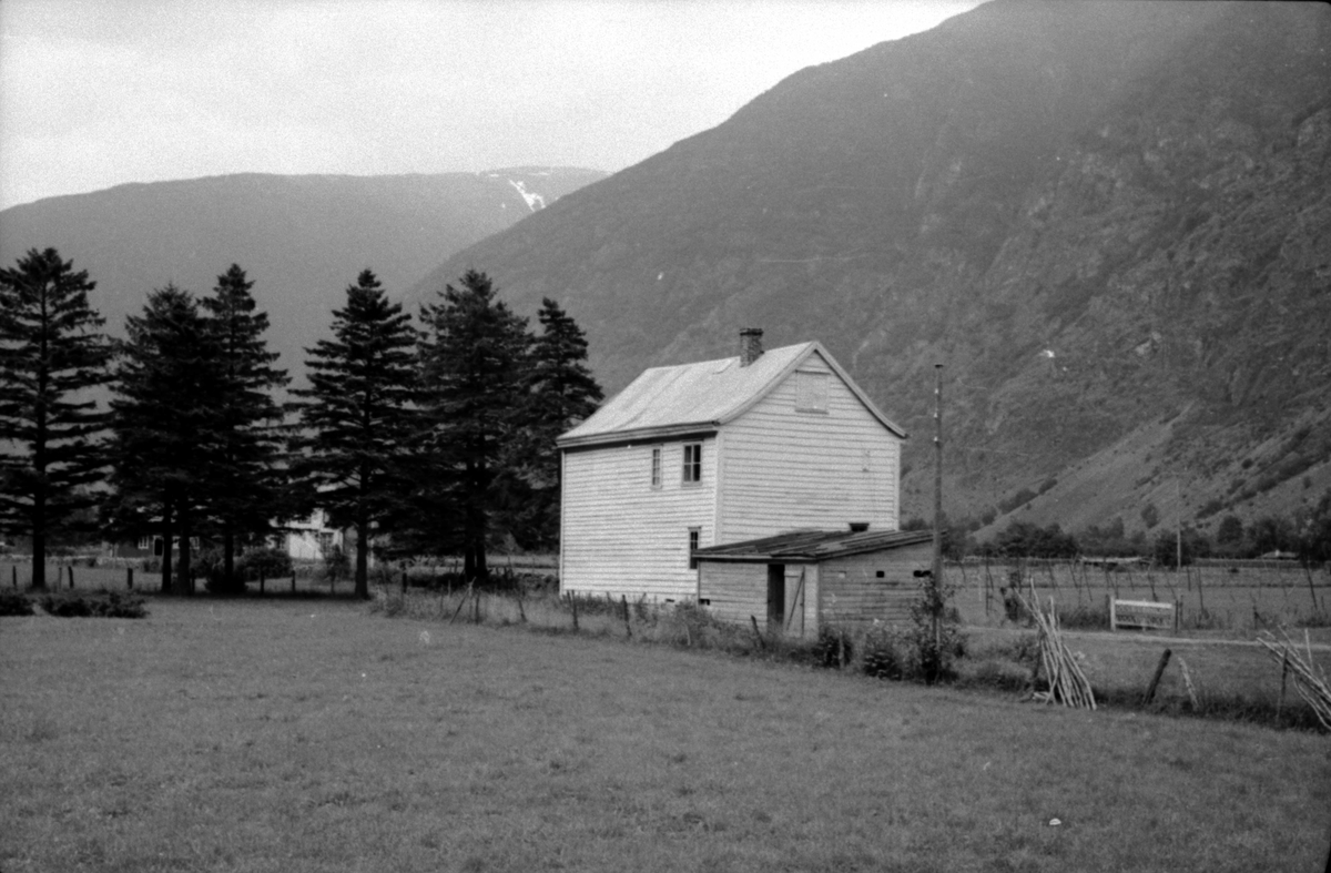 Hauge, Lærdal, Sogn og Fjordane, bygget 1869. To etasjers hvitt skolehus mot fjell. Registrering utført 1958-59 av Johan Schiong for Noregs Lærarlag. 