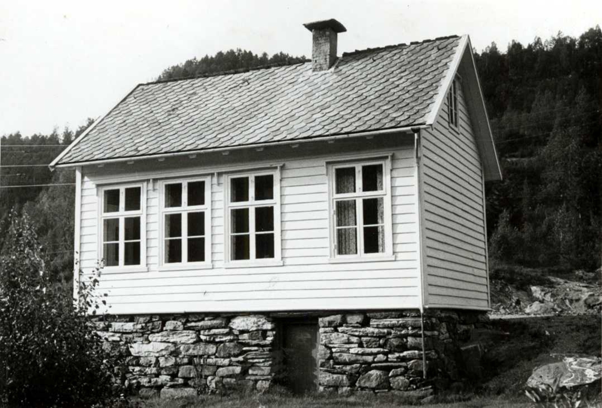 Svarthumle, Eikefjord, Flora, Sogn og Fjordane. Lite hvitt skolehus, høy kjellermur med dør. Registrering utført 1958-59 av Johan Schiong for Noregs Lærarlag. 