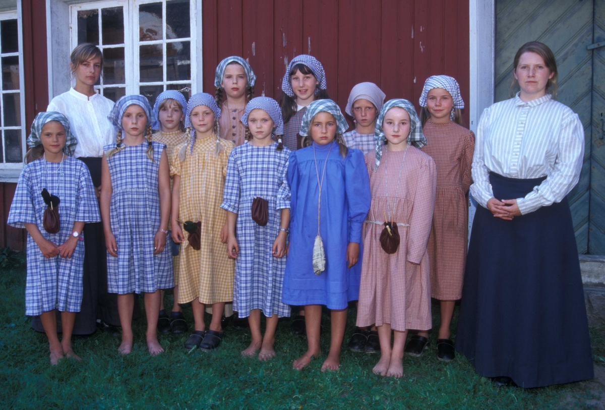 Levendegjøring på museum.
Ferieskolen august 2004. Klassebilde inne i gårdsrommet i Chrystiegården, bygning nummer227 på Norsk Folkemuseum.
Norsk Folkemuseum, Bygdøy.