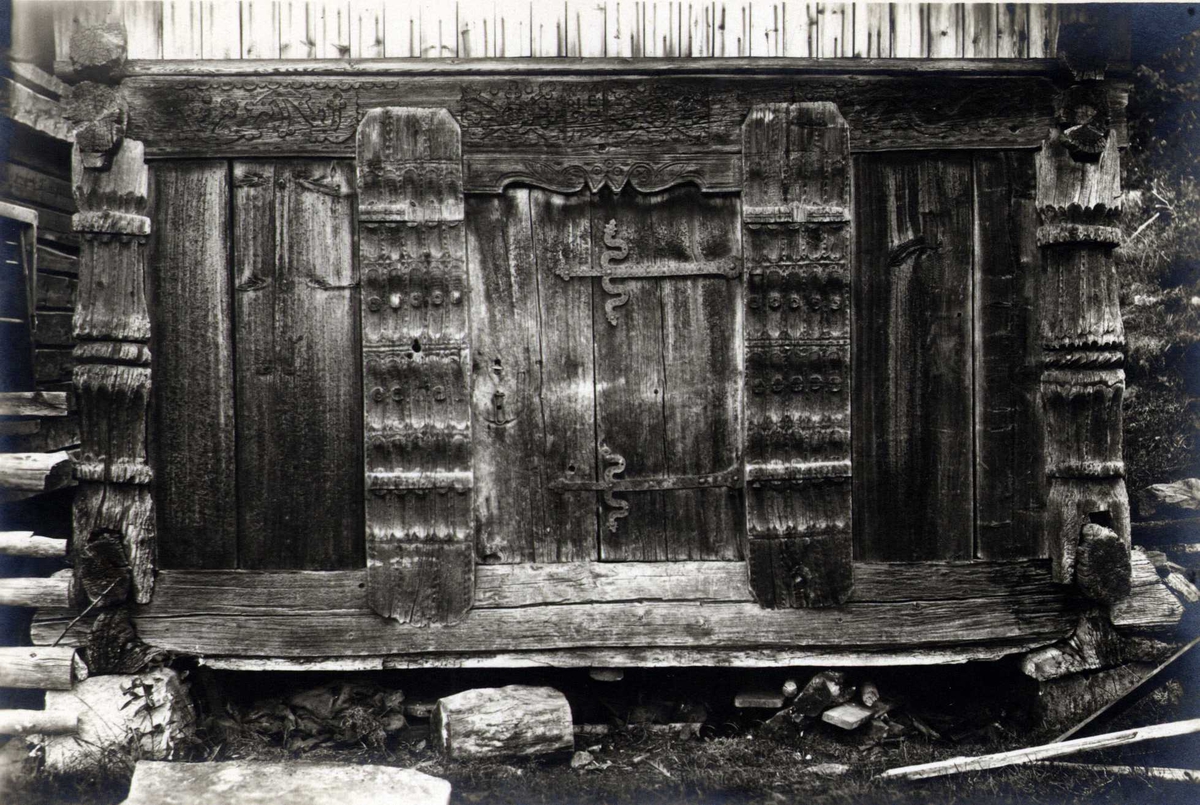 Inngangsparti på bur, Kvasjord, Fyresdal, Telemark. Fotografert 1921.