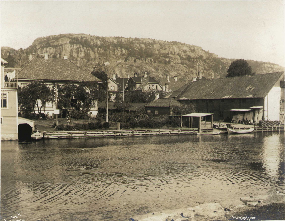 Bebyggelse ved Anders Beers hus sett fra sjøsiden, Flekkefjord, Vest-Agder. Fotografert 1912.