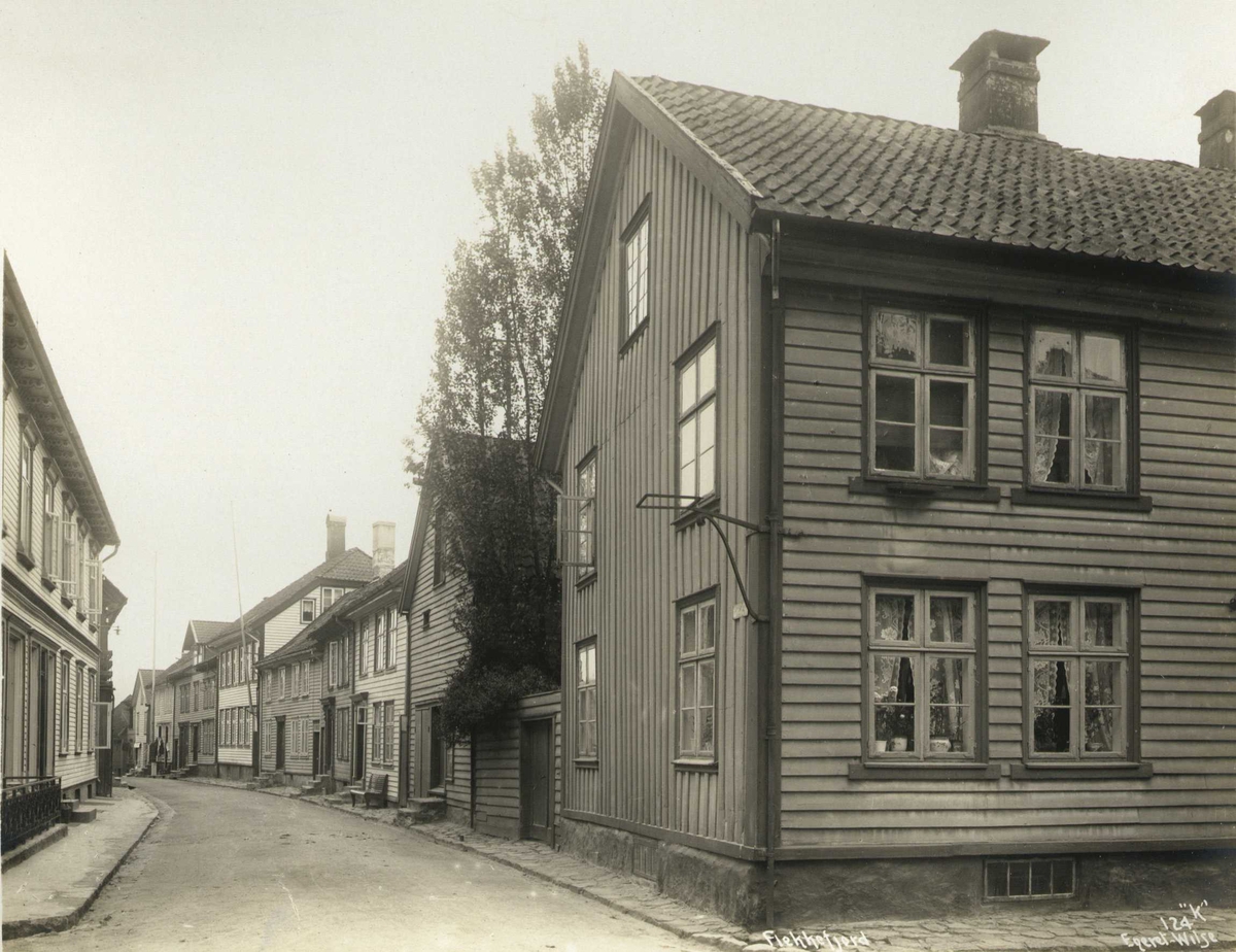 Gateparti, Flekkefjord, Vest-Agder. Fotografert 1912.