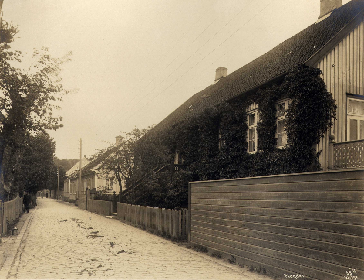 Gateparti, Mandal, Vest-Agder. Fotografert 1912. 