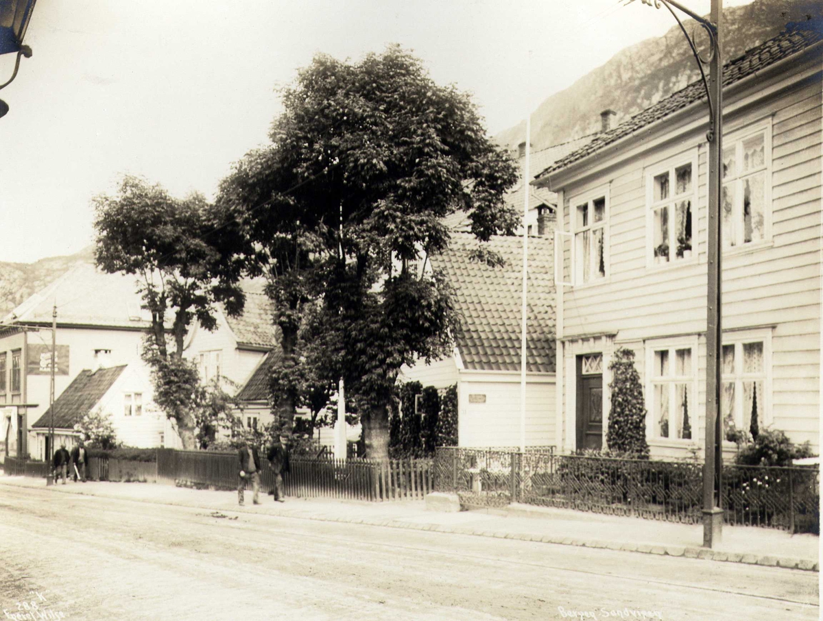 Gateparti med trehusbebyggelse, Sandviken, Bergen, Hordaland. Fotografert 1912.