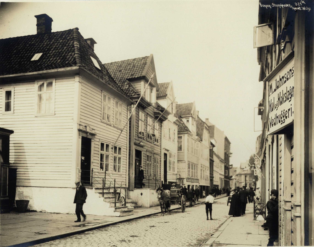 Gateparti med trehusbebyggelse, Bergen, Hordaland. Fotografert 1912.