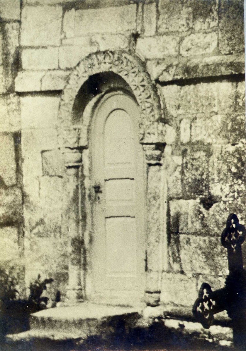 Korportalen, Alstahaug kirke, Alstahaug, Nordland. Fotografert 1905.