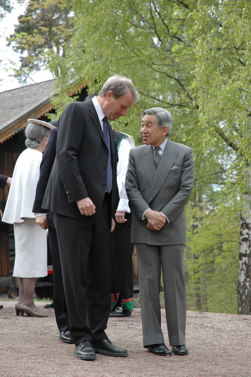 Olav Aaraas i samtale med Den japanske Keiser.