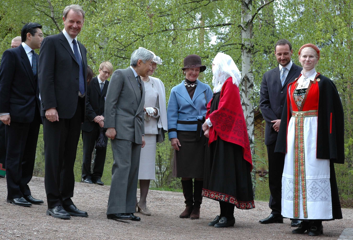 Det japanske Keiserpar, Dronning Sonja, Kronprins Håkon sammen med NF personal og Olav Aaraas