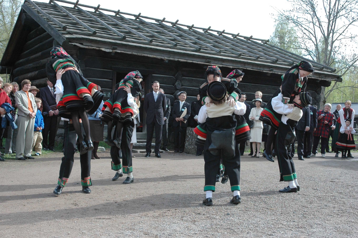 Det japanske keiserparet besøker Norsk Folkemuseum 10. mai 2005. Norsk Folkemuseums dansegruppe opptrer i anledning besøket.