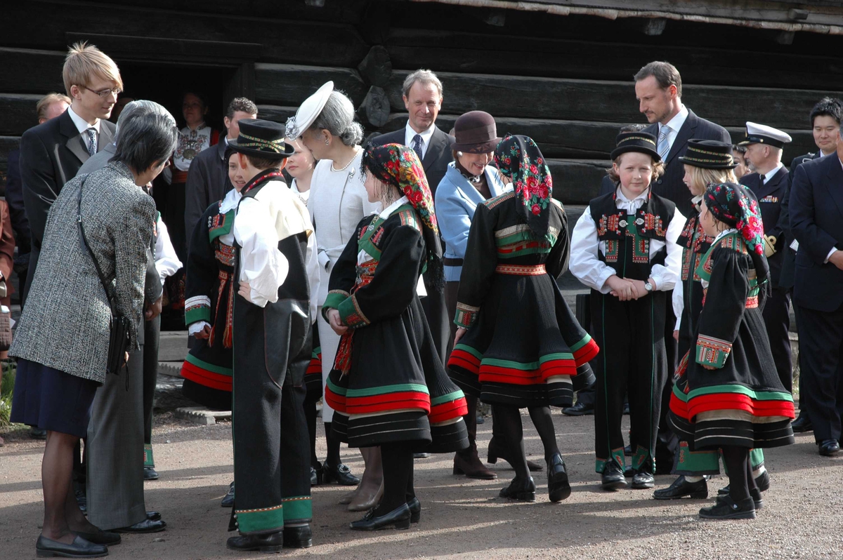 Det japanske keiserparet besøker Norsk Folkemuseum 10. mai 2005. Norsk Folkemuseums dansegruppe opptrer i anledning besøket, og får hilse på  keiserparet.
