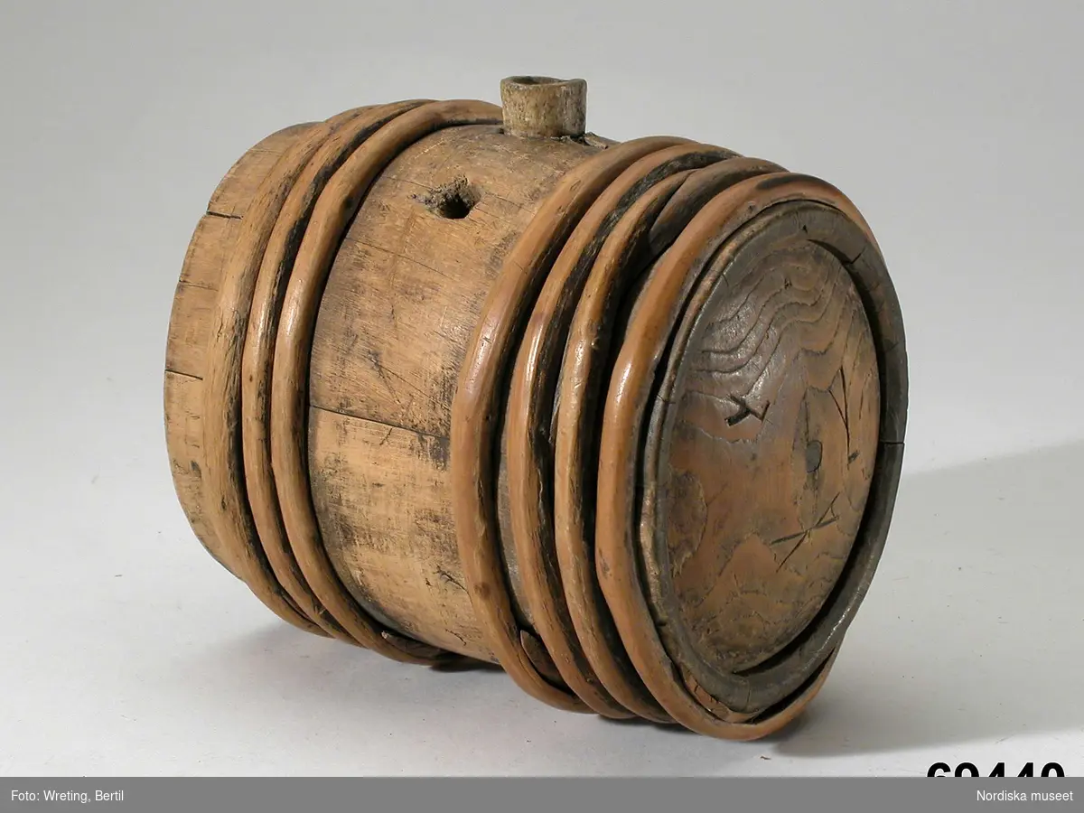 Huvudliggaren:
"Kagge fr. Jukkasjärvi sn, Torne lappmark. Från Svappavaara. Af trä. För bränvin. Märkt: '[ritat: fem kantiga delvis sammanskrivna tecken som påminner om E E R X och upp och ned vänt Y]'. Ink. af jägmästaren Hugo Samzelius. 1891. Bil. Samzelius 143."