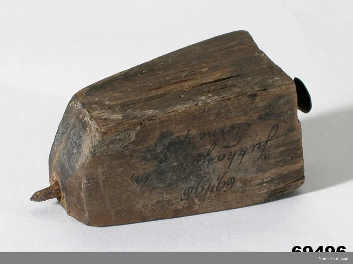 Huvudliggaren:
"Dragmått fr. Jukkasjärvi sn, Torne lappmark. Från Vittangi. Se 79. [bilagenumrering?] Ink. af jägmästaren Hugo Samzelius. 1891. Bil. Samzelius 199."
