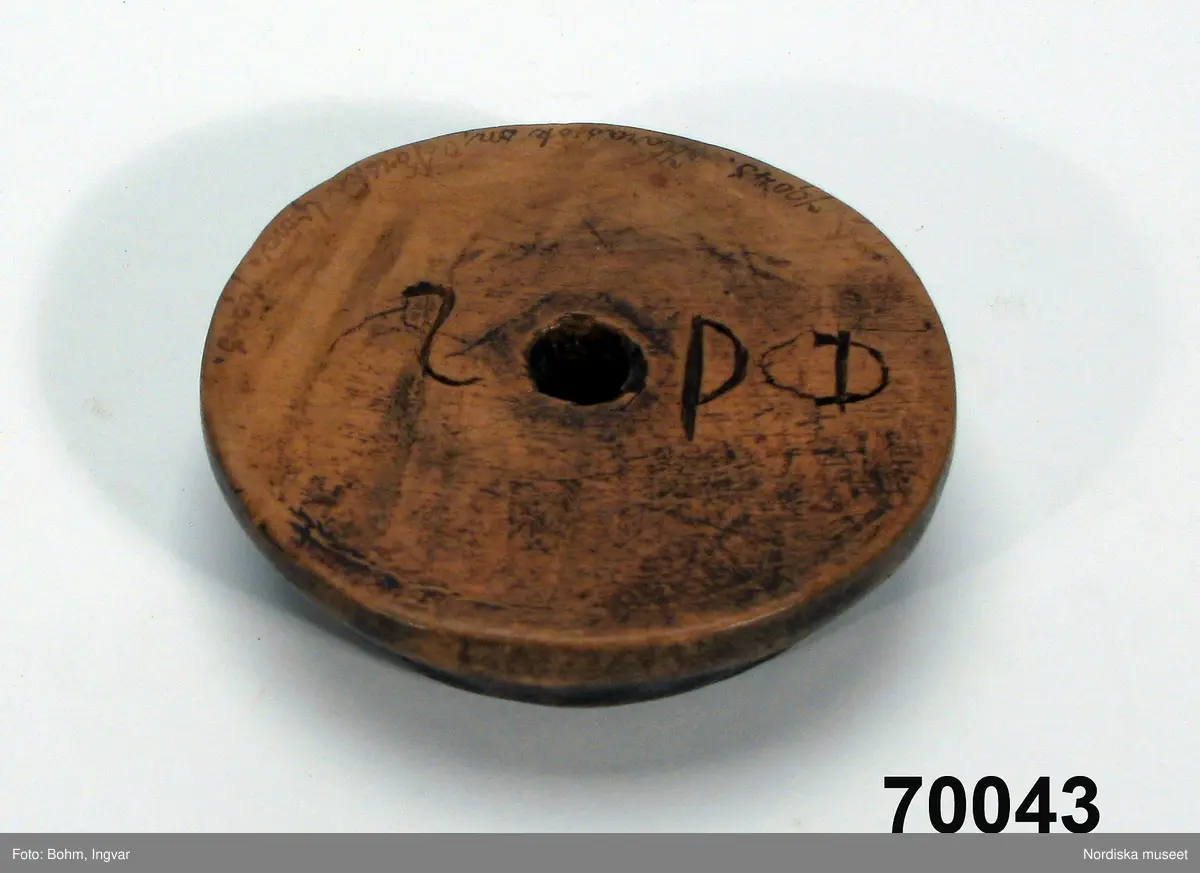 Huvudliggaren:
"Slända fr. Karasjoks sn, Norska lpmn. Fr. Karasjok. L[apska:] snaldo. Märkt: 'S P D' Till spinning af laxgarn. Ink. af jägmästaren Hugo Samzelius. 1891. Bil. Samzelius 747."