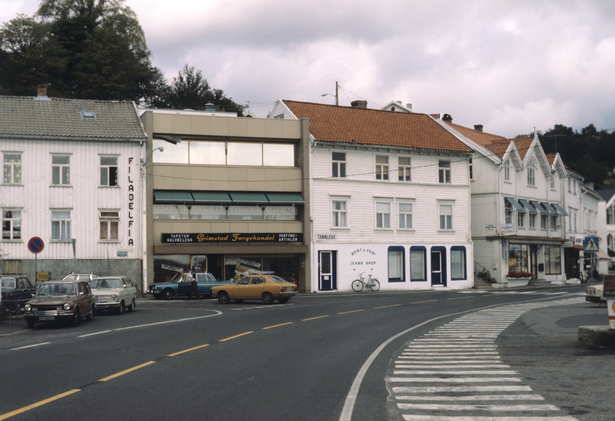 Byggeskikk i Norge.  Nybygg, ikke tilpasset den gamle husrekken.  Illustrasjonsbilde fra Nye Bonytt 1978.