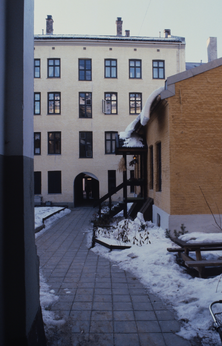 Bolighus beliggende inne i Oslo-bakgård. Bildet er antagelig tatt i forbindelse med en artikkel om byfornyelse på Grünerløkka i Oslo. Fotografert for Bonytt 1982.