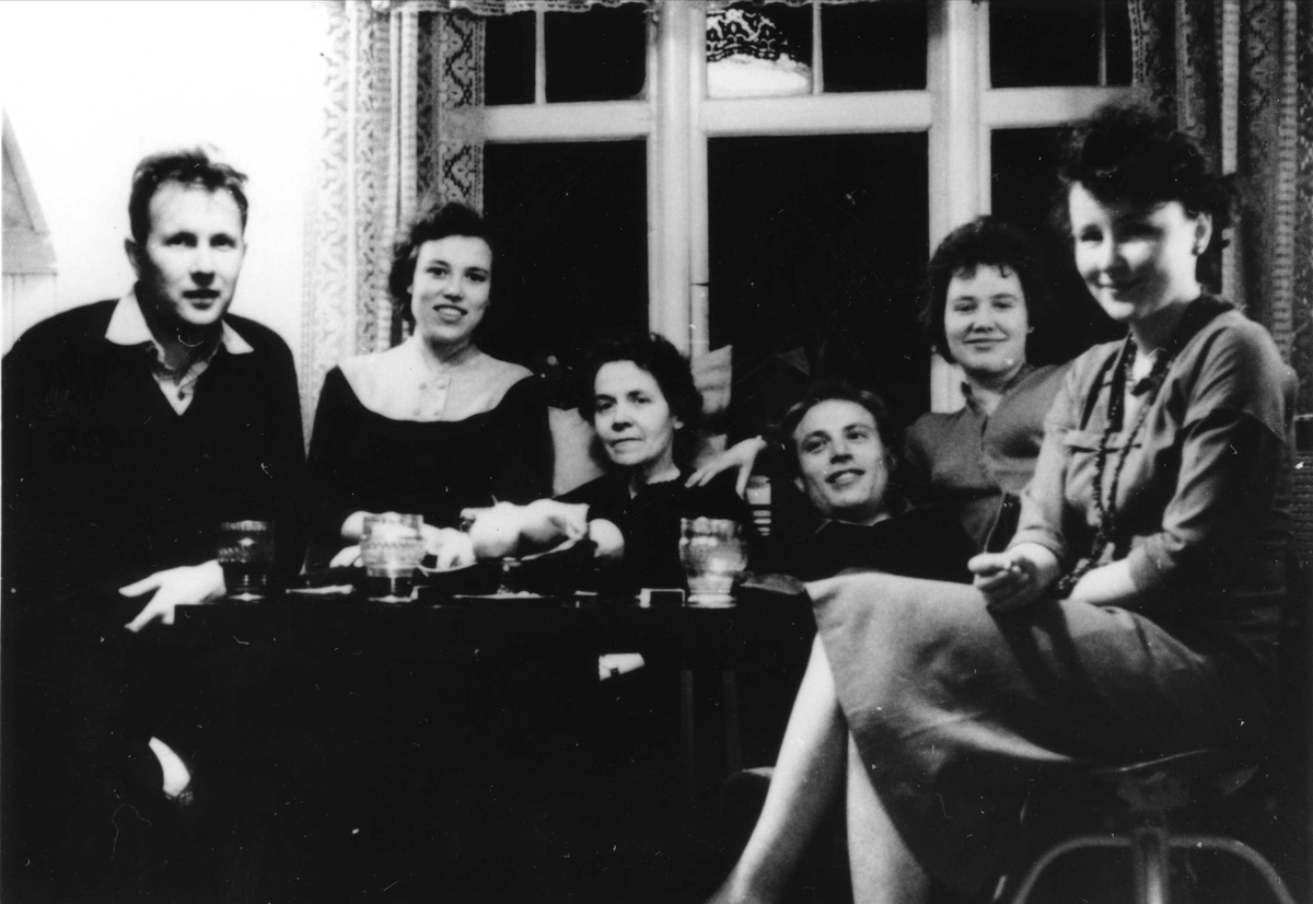 Gunhild og Magnus Stefansson med andre familiemedlemmer i stua, Nesveien, Asker, 1958.