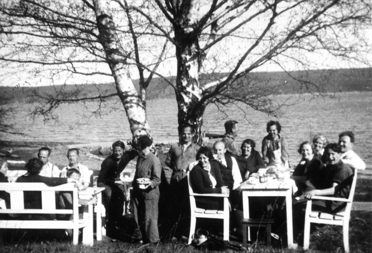 Kaffe under "Bjærka" på Oslo Godtemplarungdomslags feriehjem Kirkevik, Nesodden, ca 1930-40.