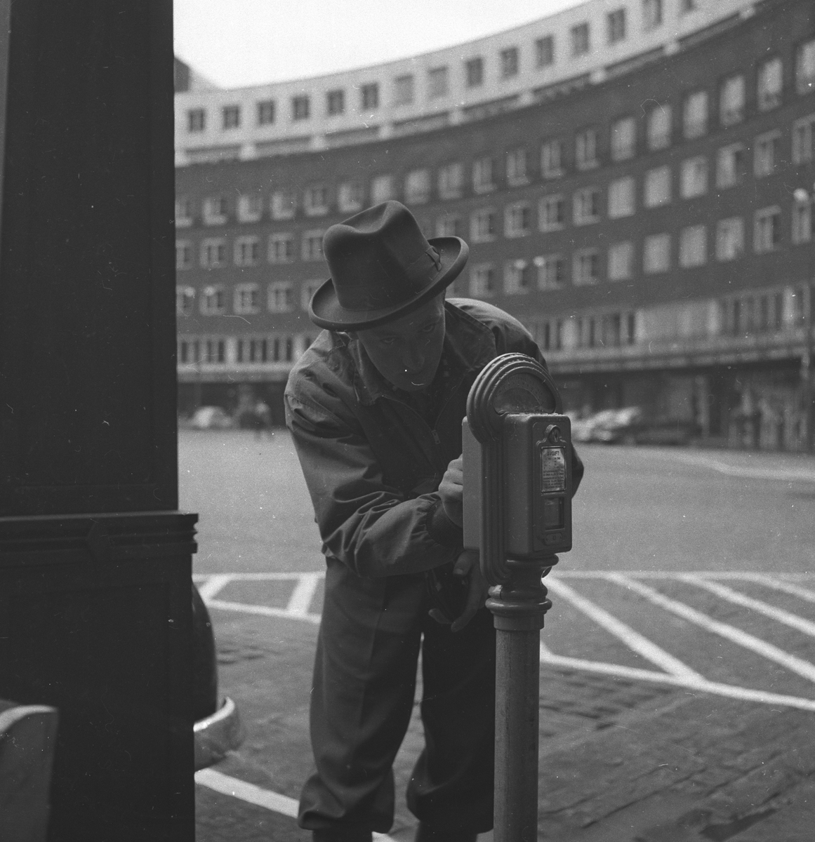 Betaling på parkometer på Fridtjof Nansens plass i Oslo.  Fotografert mai 1958.