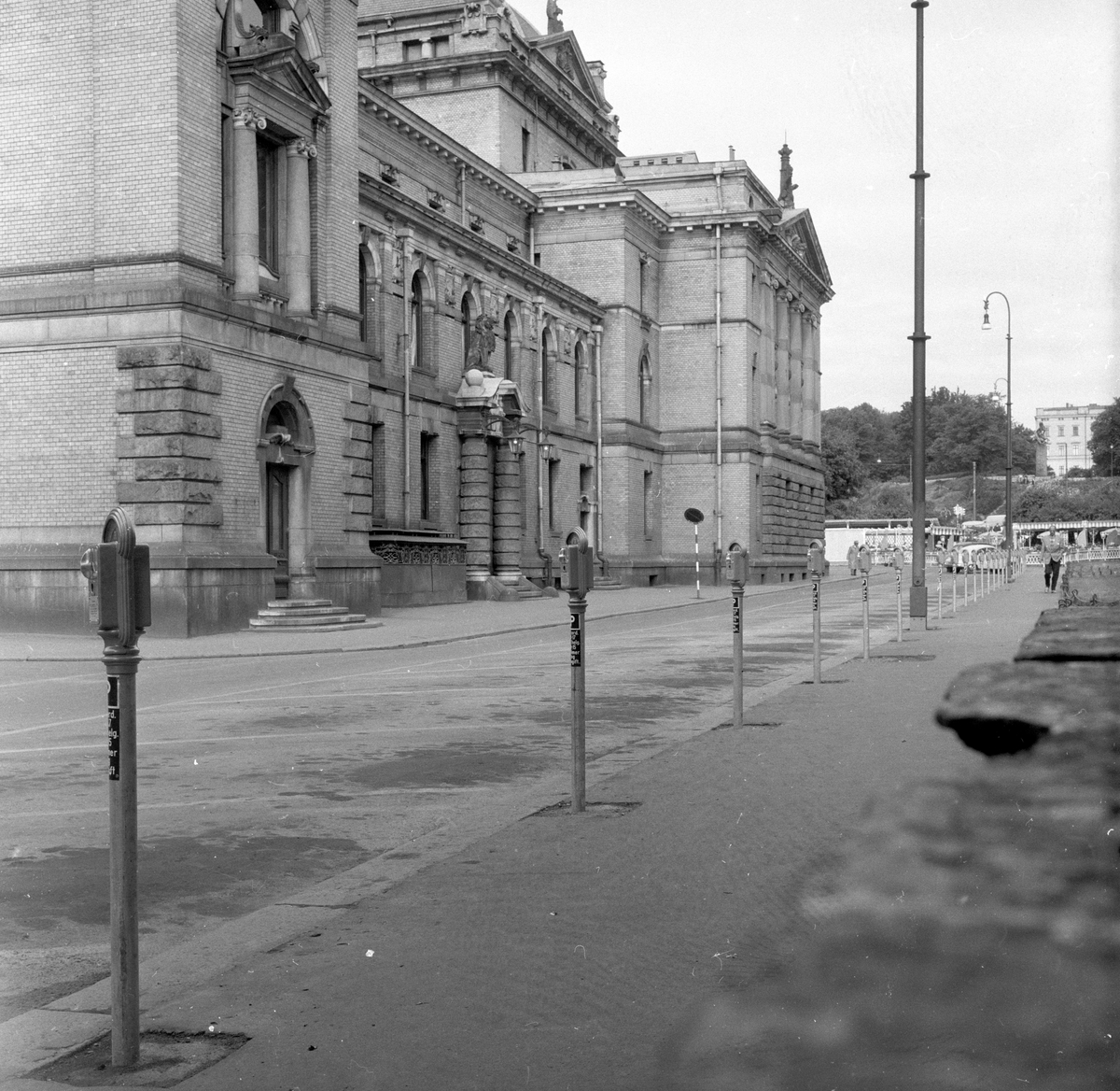 Parkometre ved Nationaltheatret i Oslo. Fotografert juli 1959.