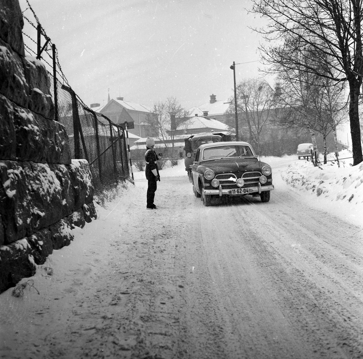 Skolepatrulje dirigerer trafikken Kampen skole, Oslo. Fotografert 16. desember 1959.