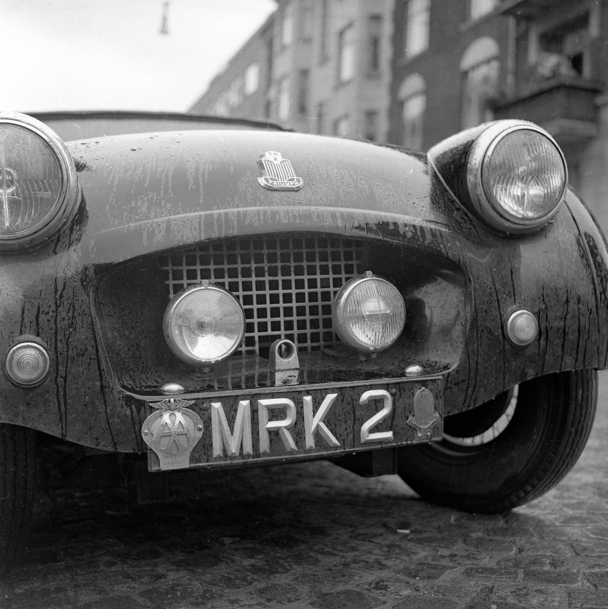 Front på Triumph TR2, nummerskilt MRK 2.