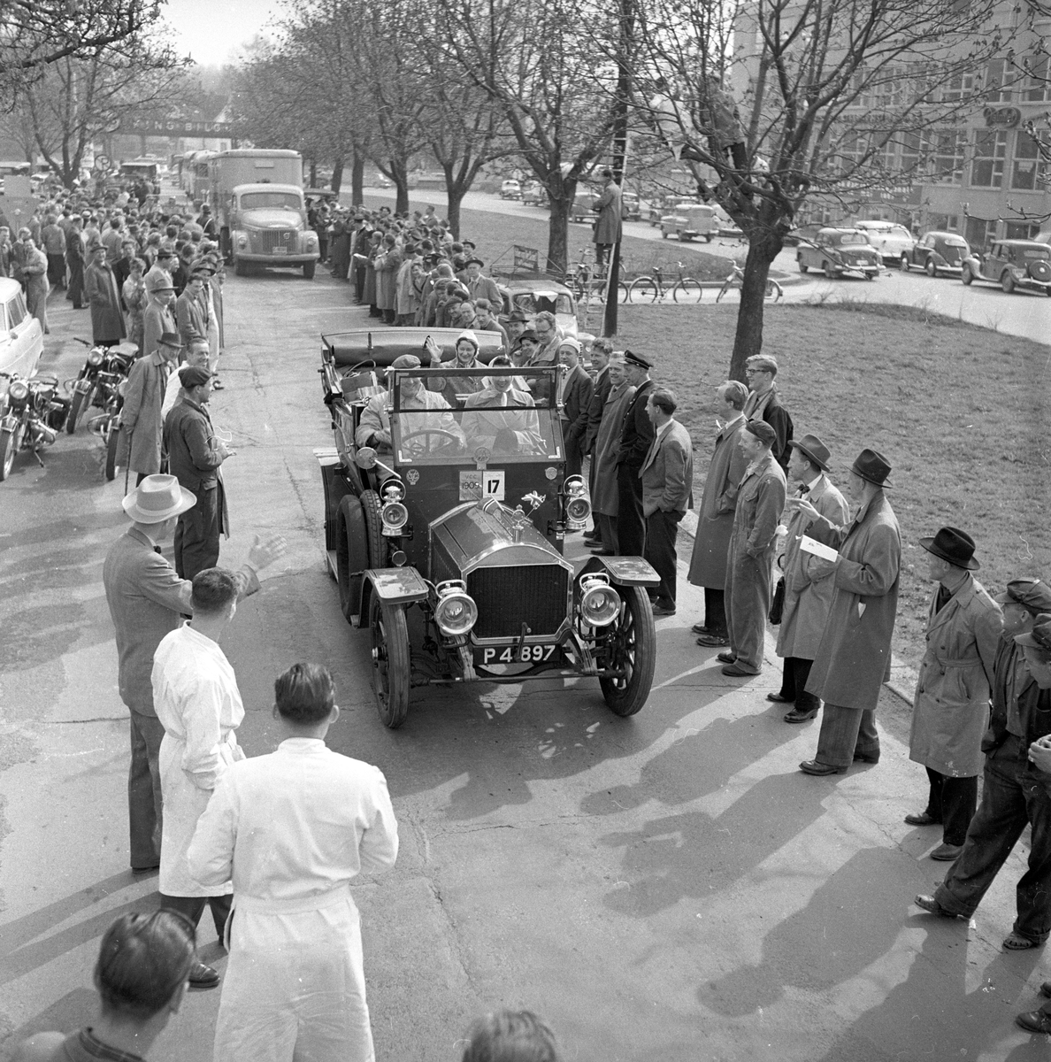 Veteranvogn Rally Oslofjord 1951. Sjåfør og passasjer kjører veteranbil. Publikum  langs traseen. Fotografert ant. 1951.