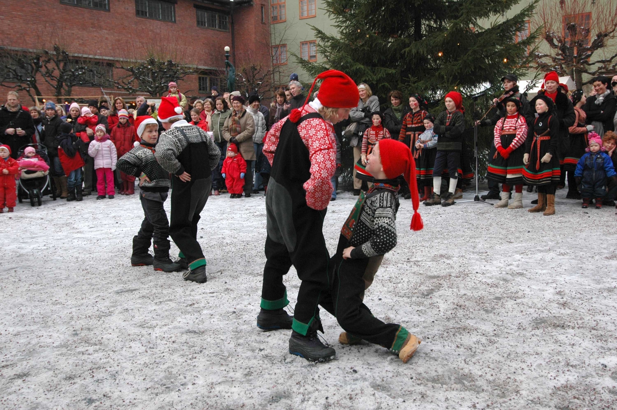 Julemarked  11.12.2005. NF dansegruppe,i ført setesdals drakter, danser på Torget.