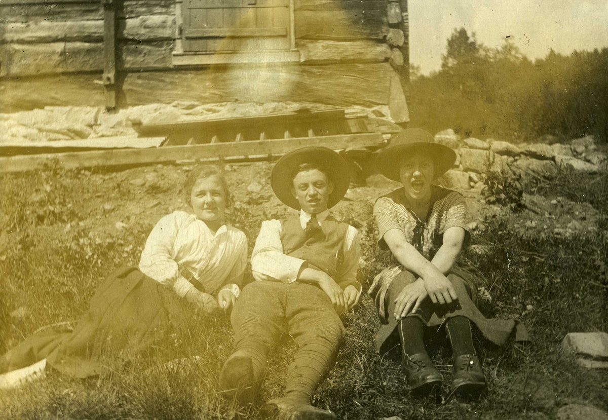 Ungdomgruppe. To jenter og en gutt. Trolig på Rjukan, ca. 1917.