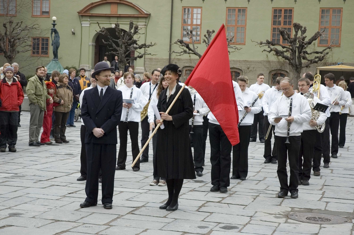 1.mai 2006 på Norsk Folkemuseum. Marienlyst janitsjar spiller på torget, omgitt av publikumere og demonstranter.