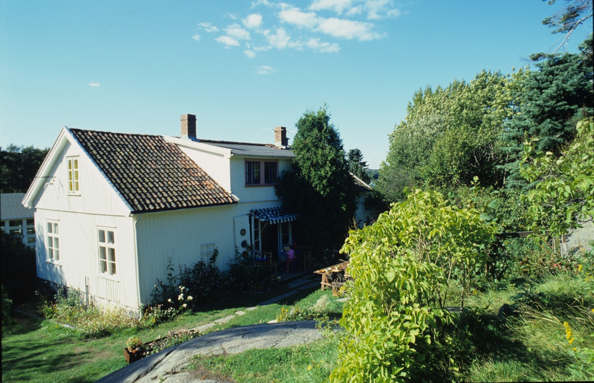 Kirsebærgården fra 1860-årene, opprinnelig skolestue, nå privatbolig på Hvasser, Tjøme, Vestfold. Illustrasjon fra Bonytt 1986.